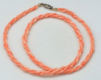 Collar de tres hilos con diseño de piel de ángel de coral claro estilo vintage
