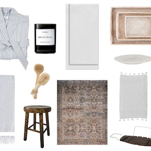 Puede incluir: Una colección de decoración de baño que incluye una bata a rayas, una toalla blanca, un taburete de madera, una bandeja de baño, una alfombra, un dispensador de jabón, un cepillo de baño, una vela, una bandeja y un plato de cerámica blanco.