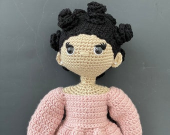 Modèle de poupée afro-américaine au crochet avec coiffure à nœud bantu : Célébrer la diversité et la culture