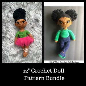 Puede incluir: Un paquete de patrones de muñeca de crochet con dos muñecas, una con una camisa verde y un tutú rosa, y la otra con una camisa verde y pantalones azules. Las muñecas miden 30,5 cm de alto. "Mini 'Mia' Crochet Doll Pattern" está escrito en la parte inferior de la imagen.