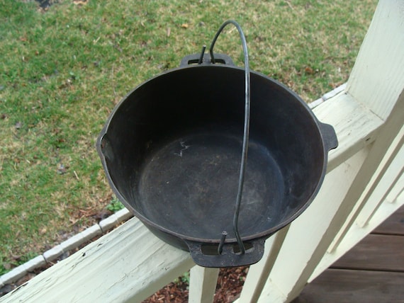 Vintage Lodge Cast Iron Dutch Oven Pot w/Lid #8 10 1/4 8 DOL USA