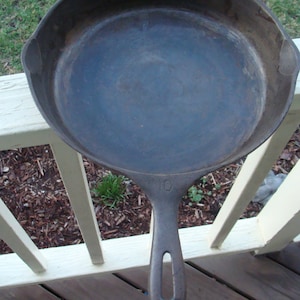 Unmarked Gate marked Cast Iron 3 Legged Spider Skillet 10 Inches (CRACKED)