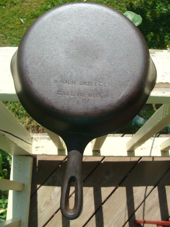 Vintage No. 9 Cast Iron Skillet, Unmarked, Made in the USA, Used/good  Condition 