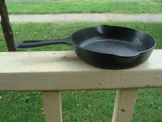 14-in Cast Iron Skillet with pour spouts, Cast Iron