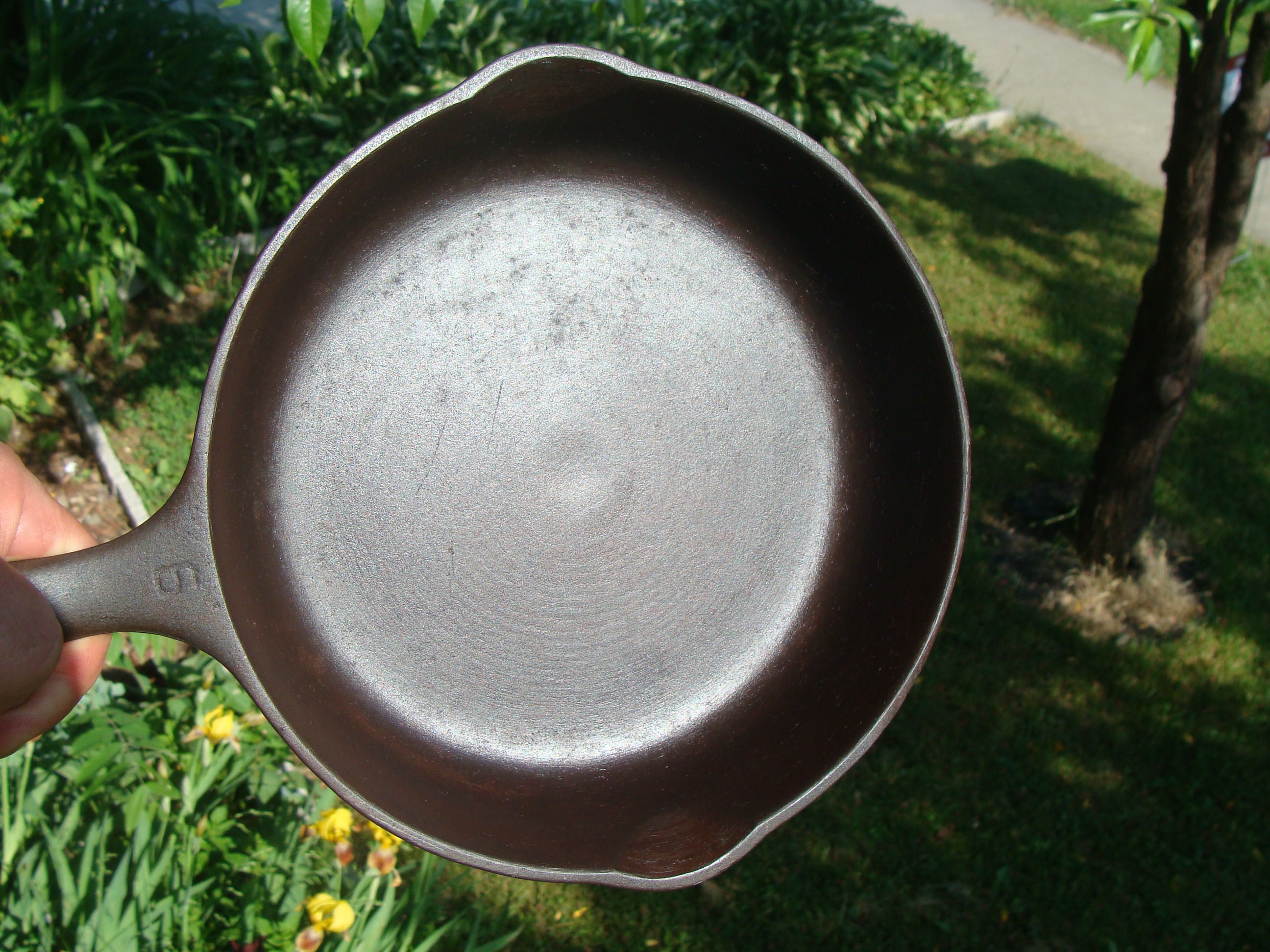 Lot - Antique Unmarked Wagner No. 6 Cast Iron 9 Inch Skillet 0 w/ 2 Spouts