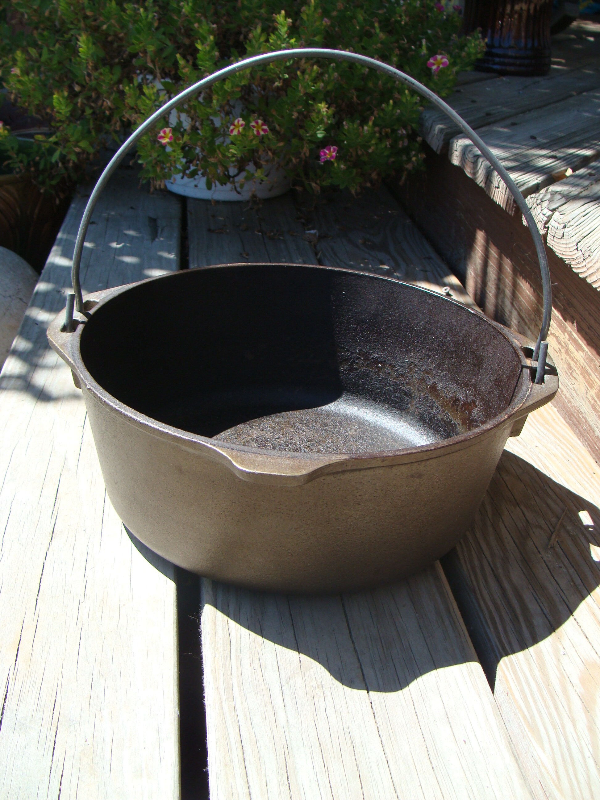 Small Cast Iron Cauldron/Gypsy Pot/Camp Oven - Hammered Lid for