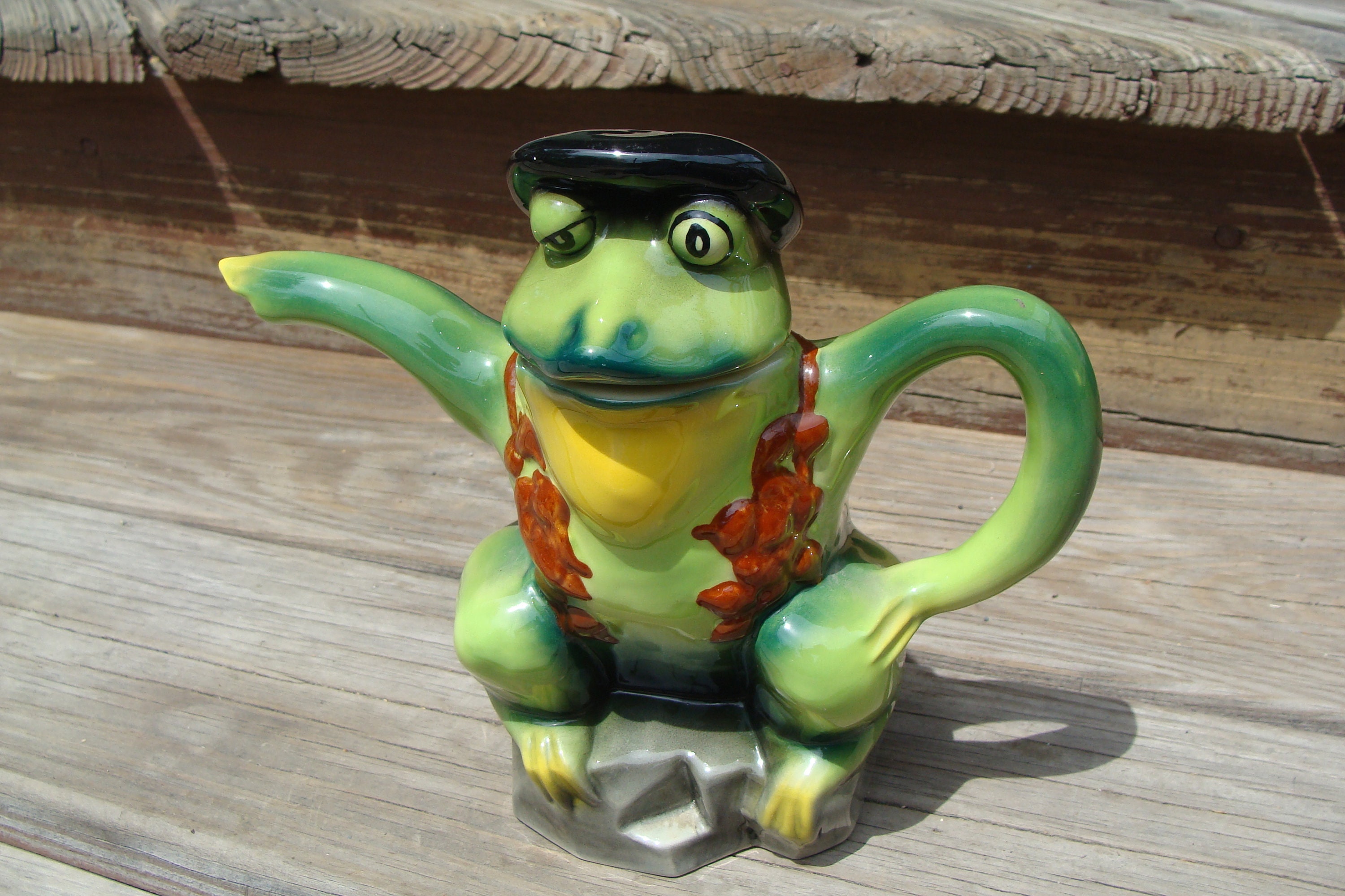 So cool! Snake on the teapot and a frog in the cup.