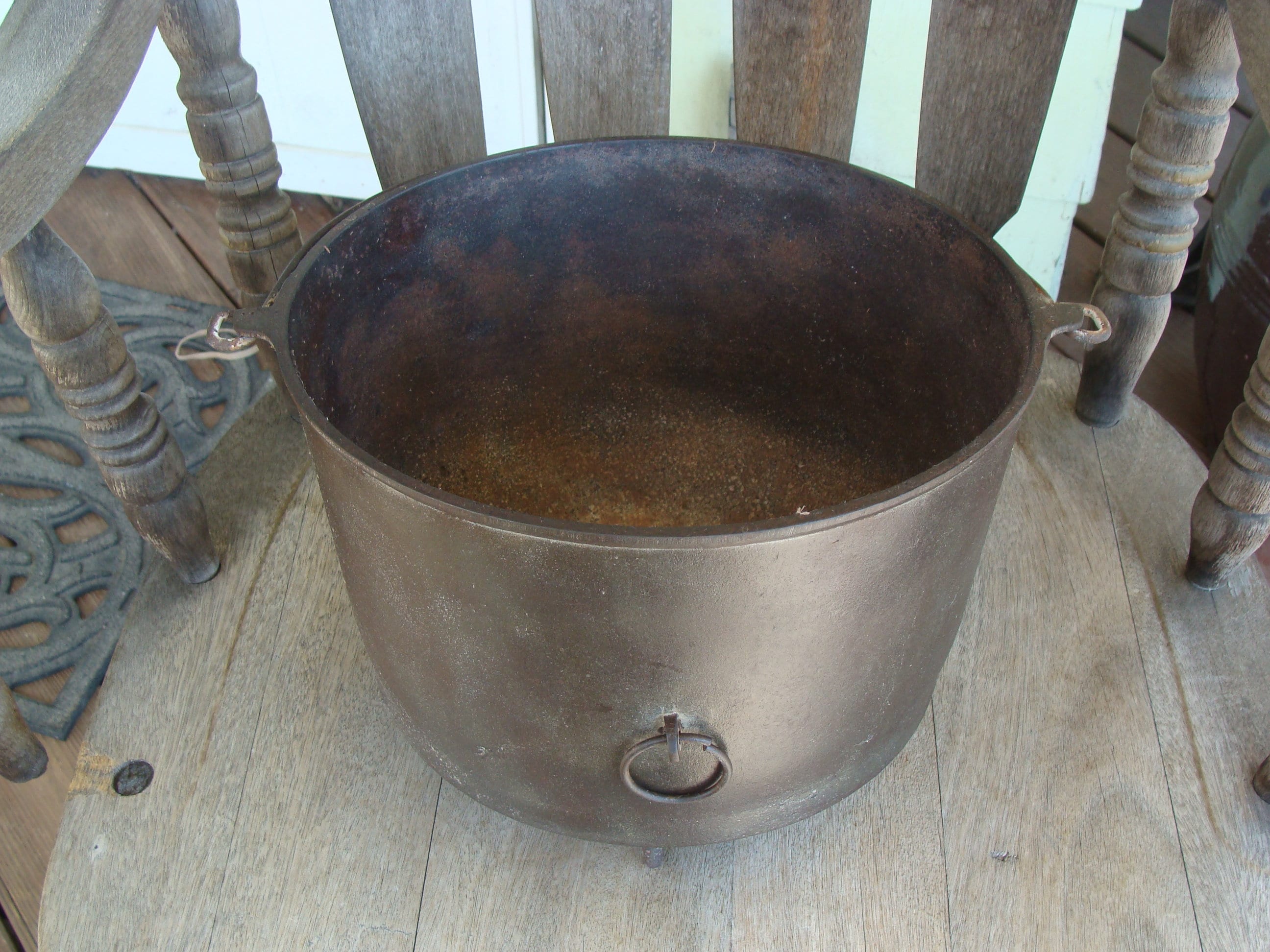 Vintage cast iron oval pot With Legs Kettle, Cauldron Unmarked Griswold?  Loth￼