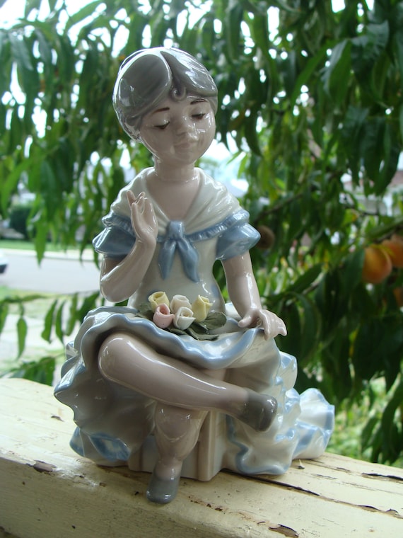 Torralba Espagne Figurine Fille Assise Tenant des Fleurs Sur Sa