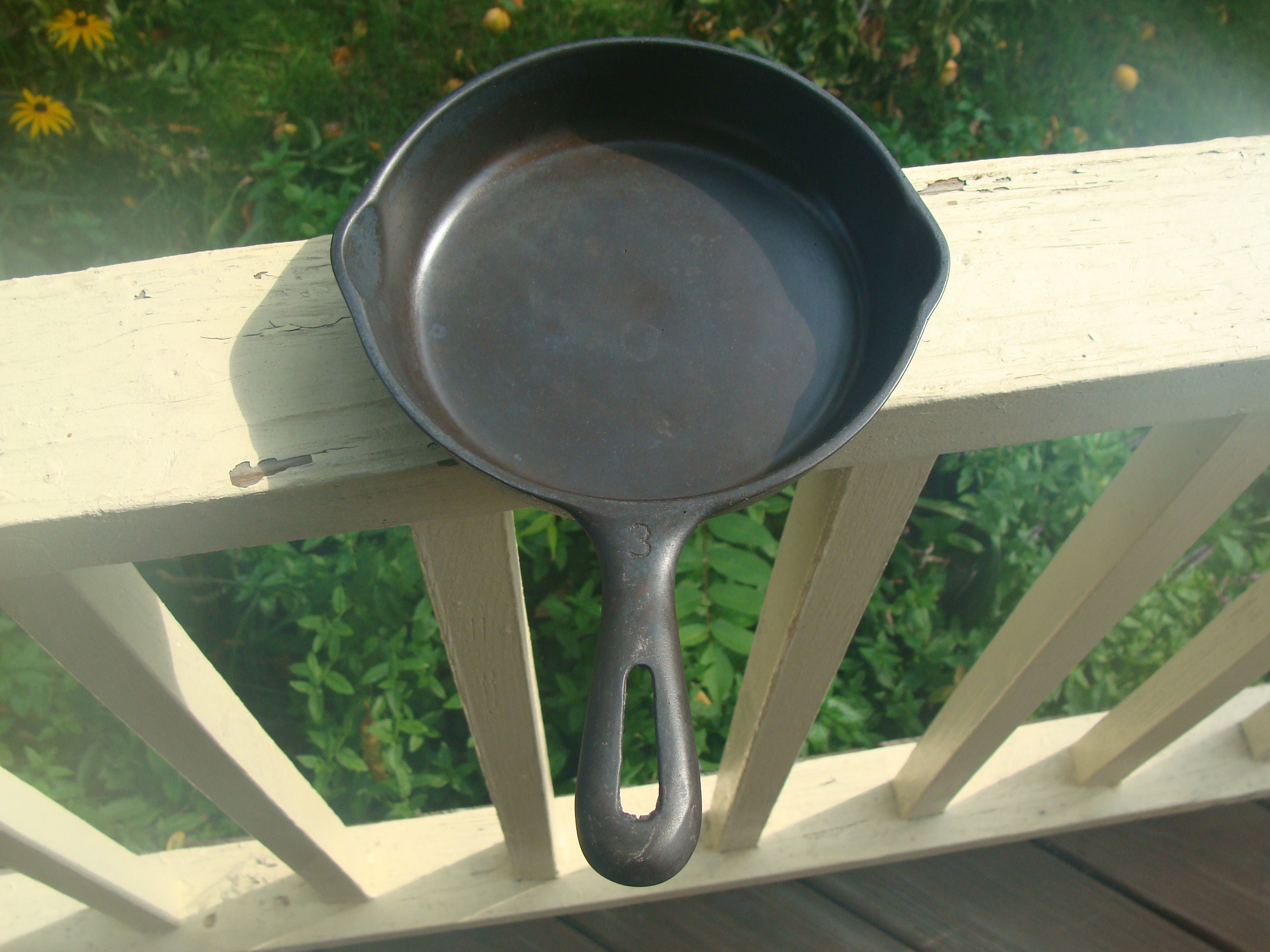 Vintage 10 1/4 Inch Cast Iron Skillet Unmarked Dual Pour Spouts Flat Bottom