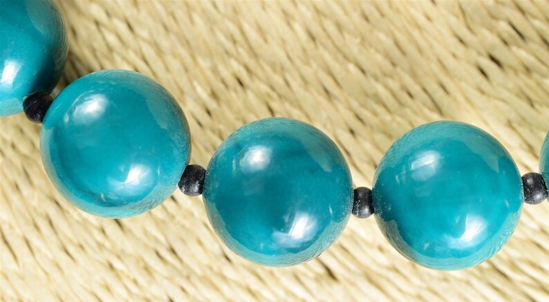 Vintage Turquoise-Colored Lacquered Wood Bracelet Bangle /& 17 Beaded Necklace