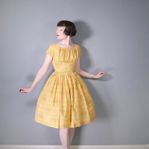 PASTEL ORANGE 50er 60er Jahre Kleid im folkloristischen FLORAL-Print mit gerüschter Büste und weitem Rock Mid Century-Tageskleid aus Baumwolle xs Bild 3