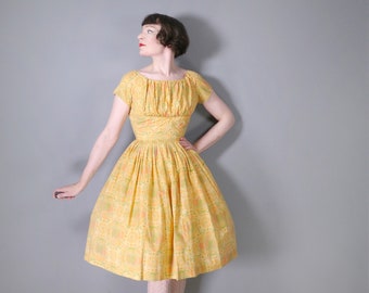 PASTEL ORANGE 50s 60s dress in folky FLORAL print with ruched shelf bust and full skirt - Mid Century cotton day dress - xs