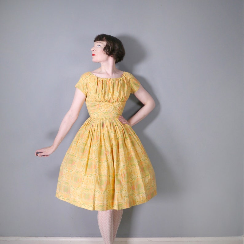 PASTEL ORANGE 50er 60er Jahre Kleid im folkloristischen FLORAL-Print mit gerüschter Büste und weitem Rock Mid Century-Tageskleid aus Baumwolle xs Bild 1