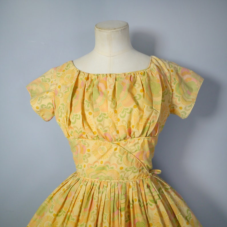 PASTEL ORANGE 50er 60er Jahre Kleid im folkloristischen FLORAL-Print mit gerüschter Büste und weitem Rock Mid Century-Tageskleid aus Baumwolle xs Bild 5