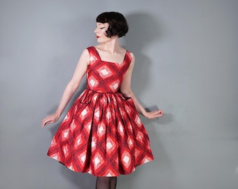 Robe de jour en coton à carreaux rouge vif des années 50 et 50 avec jupe évasée et poches - coupe grande / petite / courte