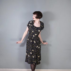 40s DAISY print floral RAYON dress with DRAPED neckline and belt - 1940s art deco / landgirl dress - S