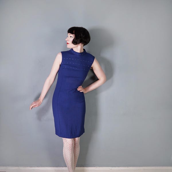 Vestido recto ajustado azul Carnegie de los años 60 con tachuelas - Vestido mod de los años 60 - Tallas S-M