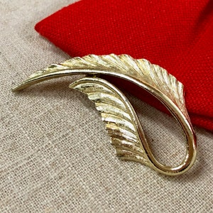 Gold Pin Leaf Broche Or Métal vintage Distressed Jewelry Cadeau de Noël