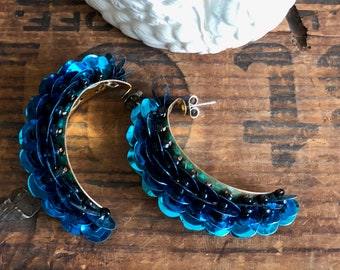 Boucles d’oreilles bleues Sequins Curved Brass Metal Base vintage Earrings Statement Jewelry