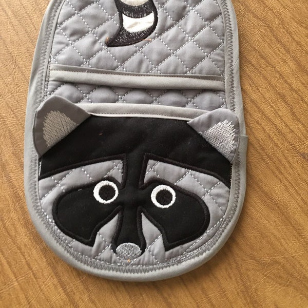 Raccoon in the hoop oven mitt, applique machine embroidery digital design pattern embroidery machine files