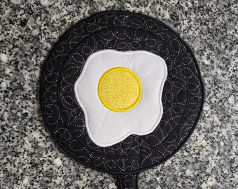 Frying pan hot pad in the hoop ith embroidery design pattern