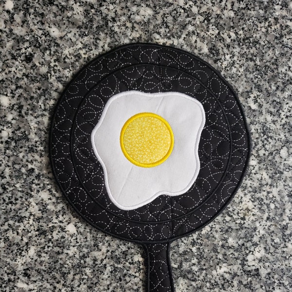 Frying pan hot pad in the hoop ith embroidery design pattern