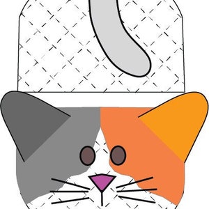Pode incluir: Um gato calico com pêlo cinzento, laranja e branco. O gato tem bigodes pretos e um nariz rosa. O gato está usando um chapéu branco com uma aba cinza.