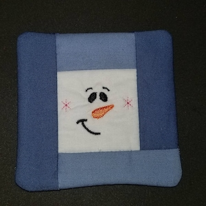 muñeco de nieve asomando edredón cuadrado en el diseño/patrón de bordado del aro con tamaños adicionales, archivos de la máquina de bordar de la montaña rusa de la alfombra de la taza