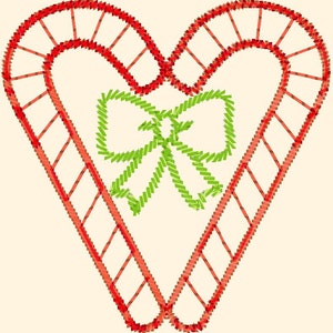 Op de afbeelding: Een rood en wit hart in de vorm van een snoepstok met een groene strik in het midden. De snoepstokken zijn rood omrand en hebben witte strepen. De strik is gemaakt van groene en witte strepen.