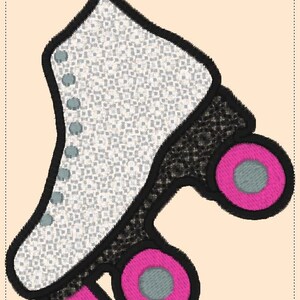 Könnte beinhalten: Gesticktes Rollschuh-Design mit einem weiß-grau gemusterten Schuh, schwarzem Besatz und rosa Rollen mit grauen Zentren. Der Skate hat oben eine Schlaufe zum Aufhängen.