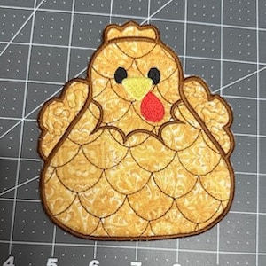 Coussin chaud poulet dans le cerceau avec motif de broderie