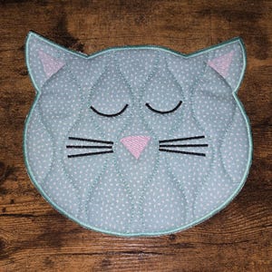 Katt ansikte 5 storlekar quiltad hot pad-applikation, i bågen med broderimaskinsmönster 6 format
