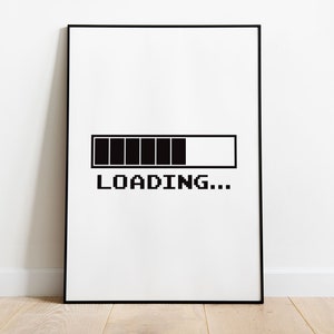 Puede incluir: Una impresión enmarcada en blanco y negro con un gráfico de barra de carga y el texto "CARGANDO..."