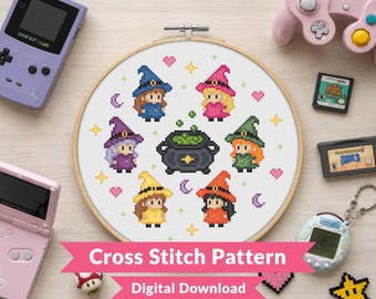 Puede incluir: Un patrón de punto de cruz con seis brujas en pixel art con sombreros y túnicas coloridas rodeando un caldero negro central con burbujas verdes. El diseño incluye pequeños corazones, estrellas y lunas crecientes sobre tela blanca.