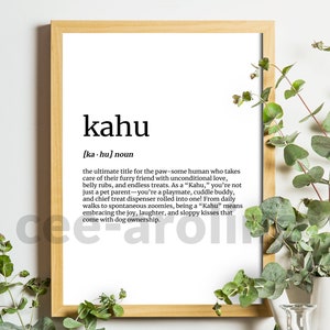 Op de afbeelding: Een ingelijst afdruk met een definitie van het woord "kahu", wat de ultieme titel voor een hondenbezitter betekent. De definitie beschrijft de onvoorwaardelijke liefde, buikstreekjes en eindeloze traktaties die hondenbezitters aan hun harige vrienden geven.