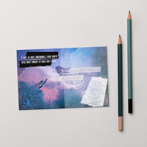 Könnte beinhalten: Eine Postkarte mit einem Collage-Design mit Text und abstrakten Bildern in Blau-, Lila- und Weißtönen. Der Text lautet: "I LIVE IN HOPE UNBEARABLE: YOUR MOUTH OPEN WIDE ENOUGH TO HOLD OUR FLIGHT." Zwei Bleistifte befinden sich auf der rechten Seite.