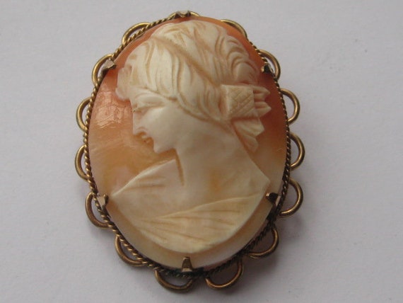 Vintage carved shell cameo brooch - image 2