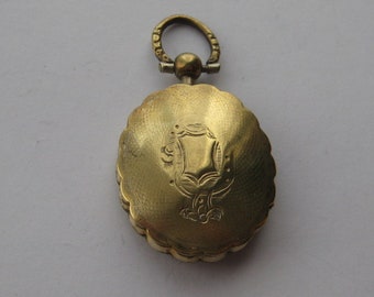 Victorian scalloped edge locket
