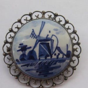Signierte Delfter Silberkeramik-Brosche