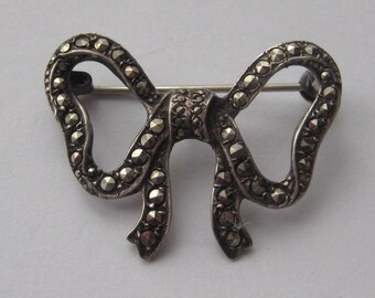 Broche Ancienne Art Déco En Argent - Monogramme Et Marcassite - Occasion