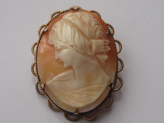 Vintage carved shell cameo brooch - image 1