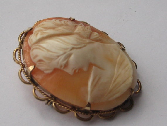 Vintage carved shell cameo brooch - image 3