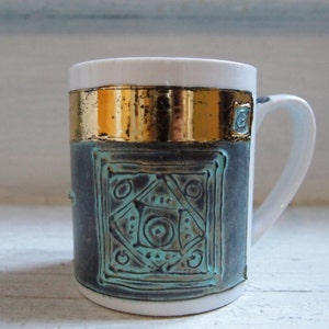Taza de café personalizada pintada a mano, motivo étnico de pátina y oro, estilo antiguo, regalo para cualquier ocasión especial