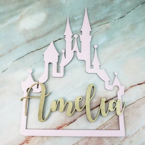 Placa de madeira personalizada com nome inspirada na Disney para quarto de criança, berçário, decoração de parque temático e presente de inauguração de casa