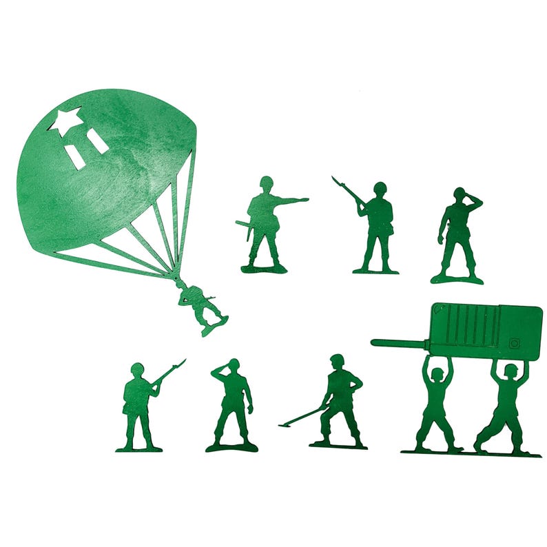 Puede incluir: Conjunto de soldados de juguete de pl&aacute;stico verde en varias poses, incluido uno con paraca&iacute;das. El conjunto incluye soldados con rifles, una radio y otros equipos. Un juguete cl&aacute;sico para el juego imaginativo.