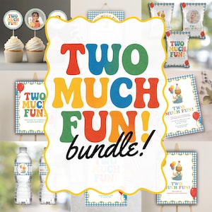 Puede incluir: Un paquete de decoración para fiestas con el texto TWO MUCH FUN! en letras coloridas. El conjunto incluye adornos para cupcakes, etiquetas para botellas de agua, bolsas de snacks y carteles con bordes de cuadros vichy azules y globos.