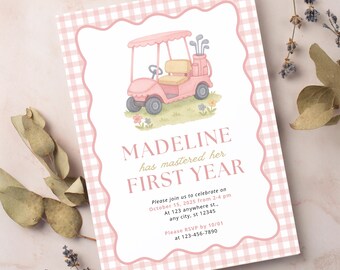 Op de afbeelding: Uitnodiging met een roze golfkar-illustratie op een witte achtergrond, roze ruitjesrand. De tekst luidt "MADELINE heeft haar EERSTE JAAR onder de knie" met evenementdetails. Bloemenaccenten en een geschulpte rand.