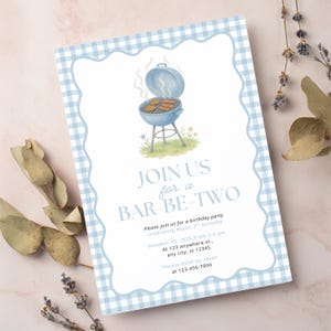 Könnte beinhalten: Einladung mit blau-weißem Vichy-Muster mit dem Text "JOIN US for a BAR-BE-TWO". Die Einladung zeigt eine Aquarellillustration eines blauen Grills mit Essen und Blumen. Die Einladung ist für eine Geburtstagsfeier.