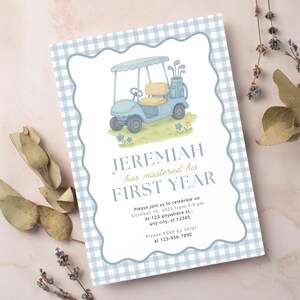 Könnte beinhalten: Einladung mit blau-weißem Vichy-Muster. Sie zeigt eine Aquarellillustration eines Golfwagens und Golfschlägern. Der Text lautet "JEREMIAH hat sein ERSTES JAHR gemeistert". Die Karte enthält Veranstaltungsdetails und RSVP-Informationen.